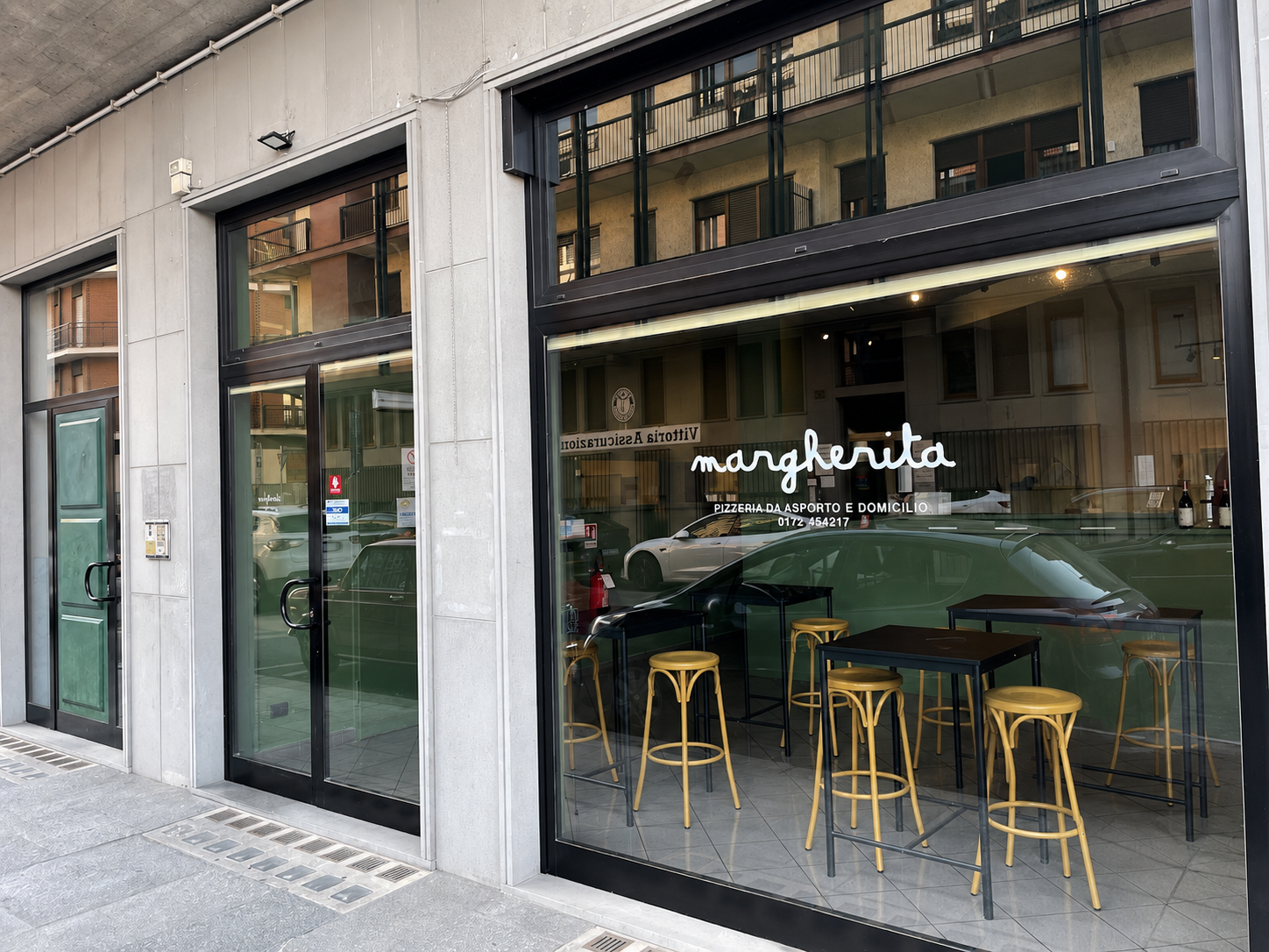 Ingresso della Pizzeria Margherita in Via Fratelli Carando a Bra
