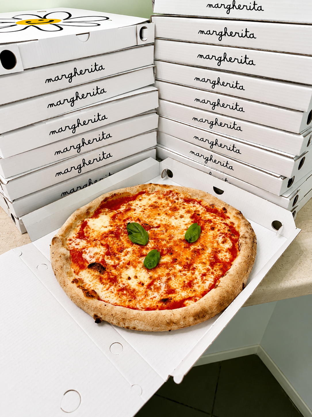 Pizza Margherita in scatola con pile di cartoni bianchi firmati Margherita